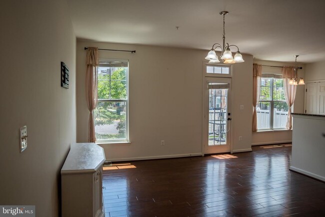Building Photo - 42243 Canary Grass Square