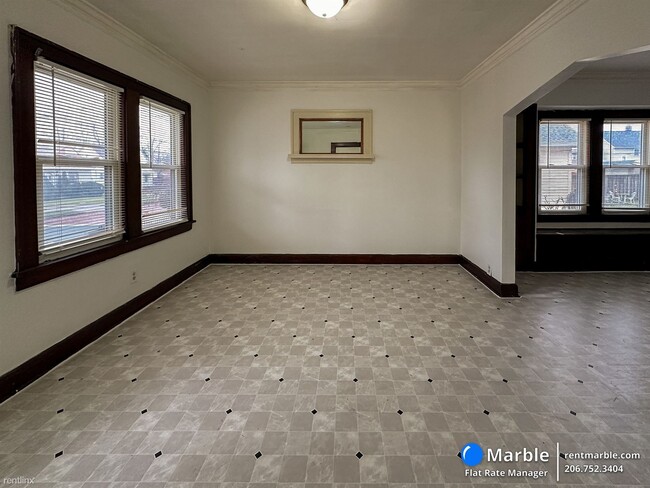 Building Photo - 3 br, 1 bath House - 4306 Buechner Ave Uni...