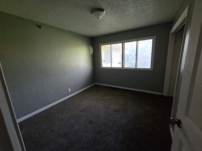 Foto del edificio - 4 bedroom 2 bath house