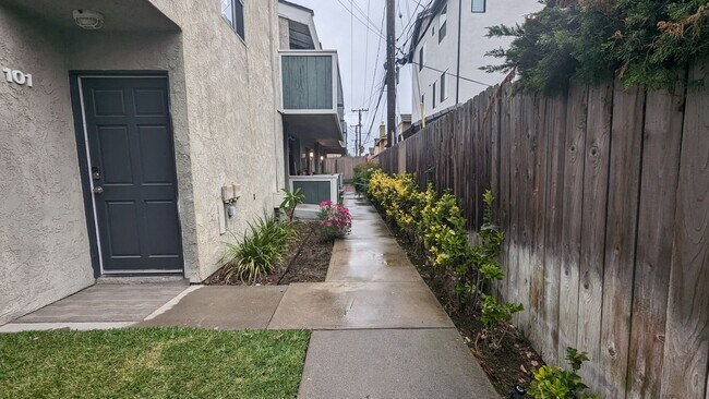 Foto del edificio - Parkside Ln 16182 (6 units)