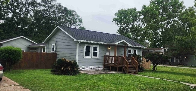 Building Photo - 200 Poinsetta Ln