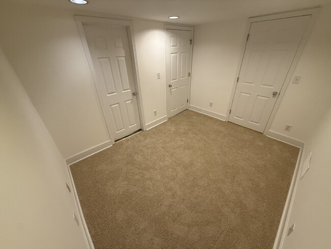 Foto del edificio - "Charming 2-Bed Condo with Hardwood Floors & Pool Oasis in Vibrant Atlanta!"