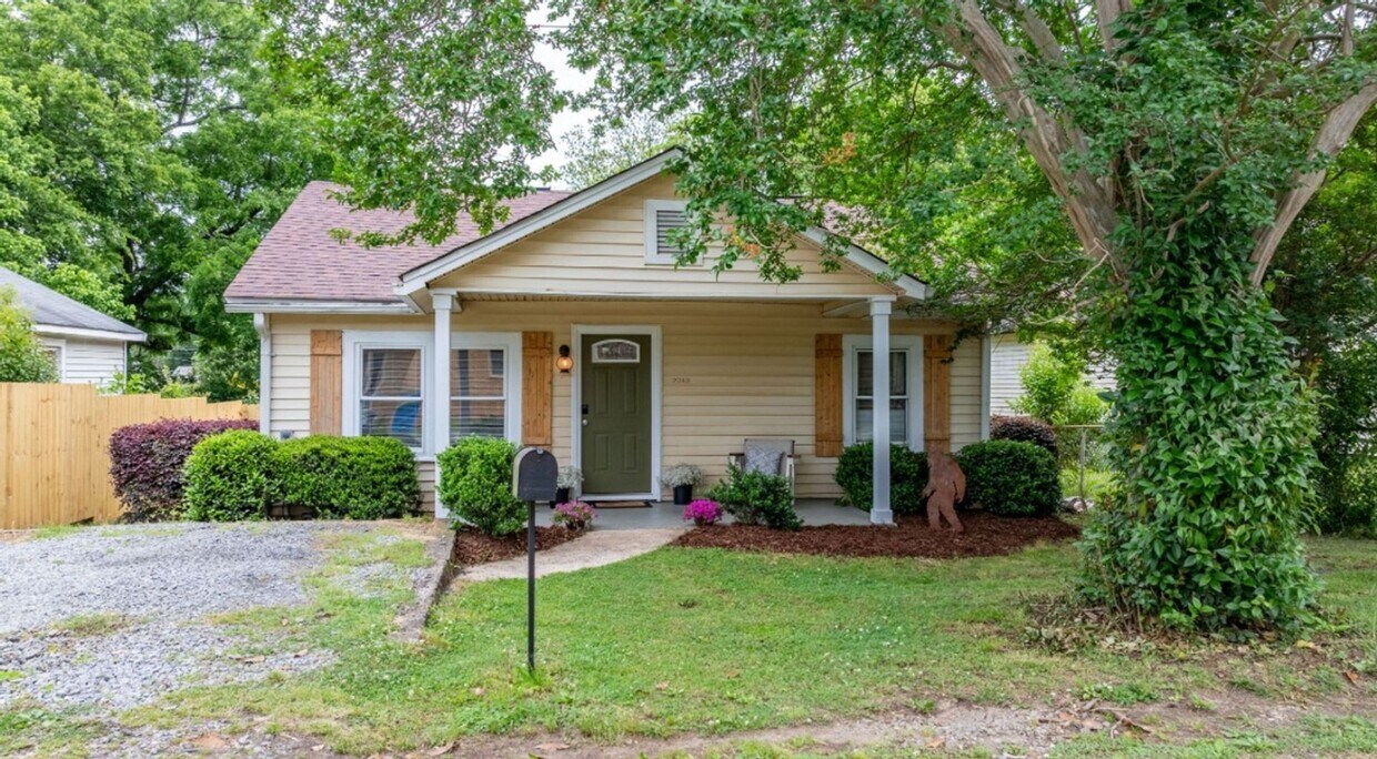 Primary Photo - Charming 3BR House w/ Fenced Yard in Belmo...