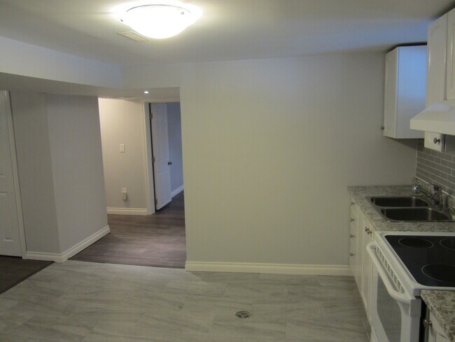 Building Photo - Spacious 2-bedroom Apartment for Rent in Oshawa ** One Month Rent Free!!