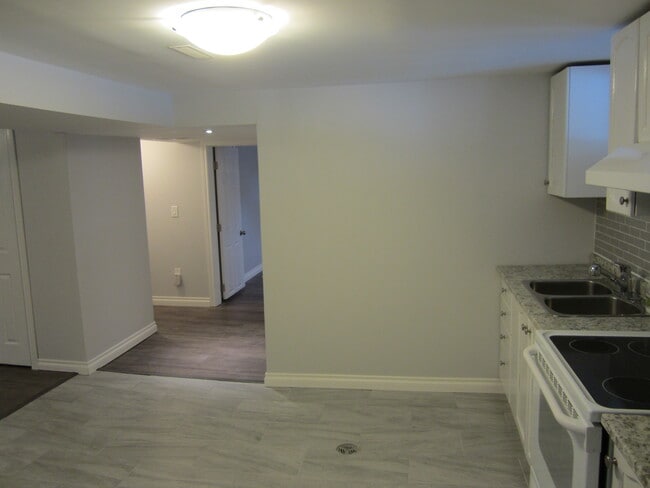 Photo du bâtiment - SPACIOUS 2-BEDROOM LEGAL APARTMENT FOR REN...