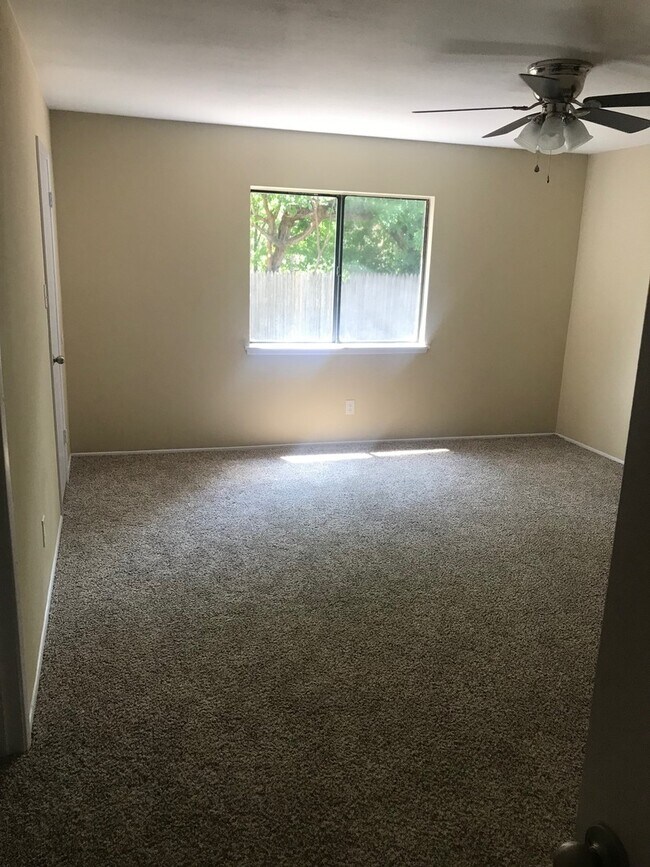 Foto del edificio - 2505 Cherry Blossom Ln