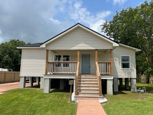 Foto del edificio - Four bedroom, Two Bathroom home NOW Availa...