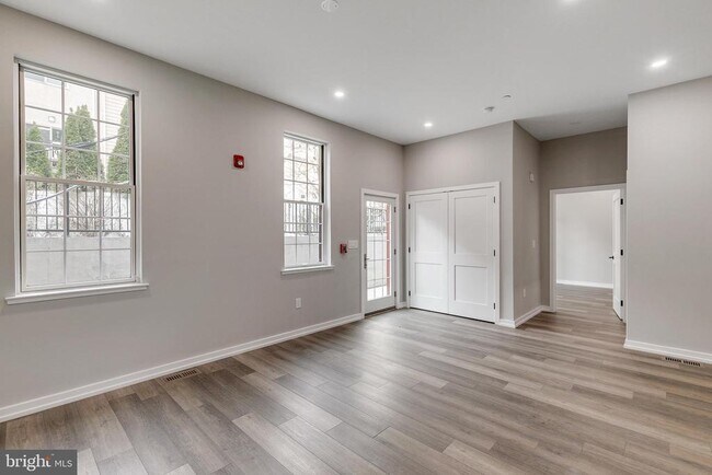 Building Photo - 752 S 16th St