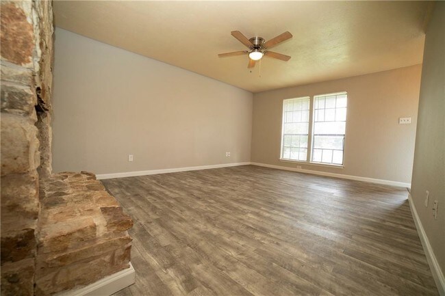 Building Photo - 400 Creek Cove