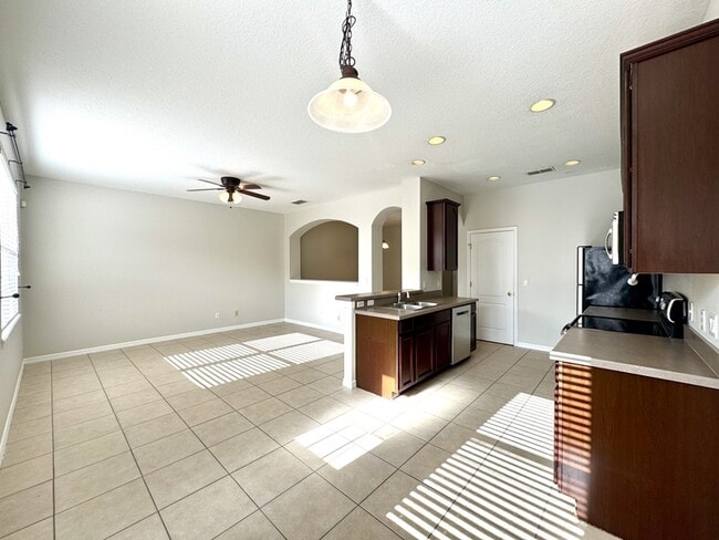 Foto del edificio - 13221 Silver Strand Falls Dr