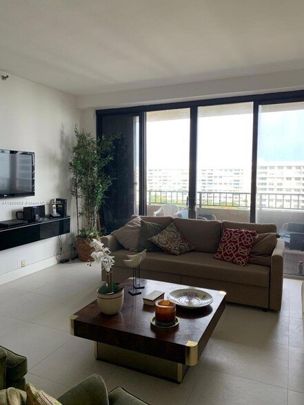 Foto del edificio - 251 Crandon Blvd