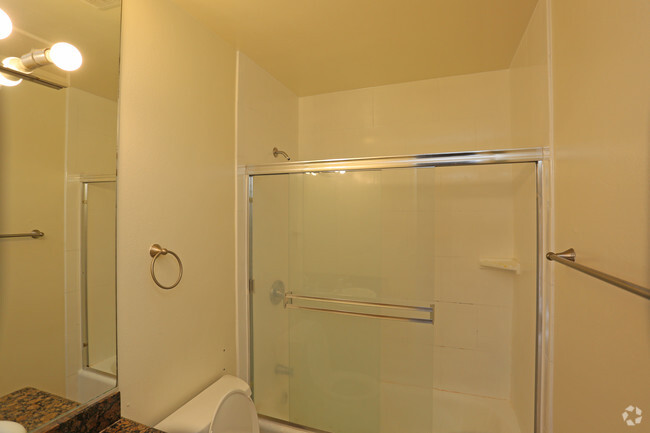 1HAB/1BA - Baño - Mid-Wilshire Catalina