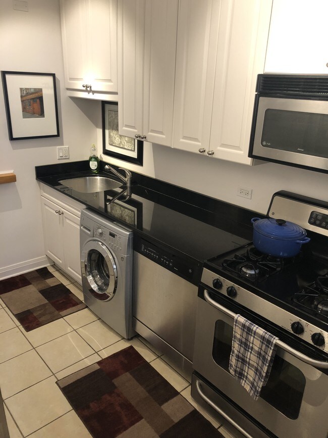 granite, stainless steal, gas range - 538 W Cornelia Ave