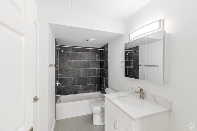 1 habitación, 1 baño, 727 pies cuadrados, baño - The Racquet Club Apartments