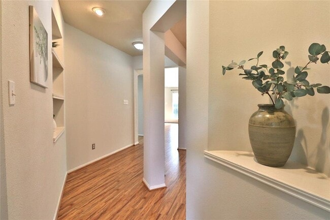 Building Photo - 4810 Linden Pl