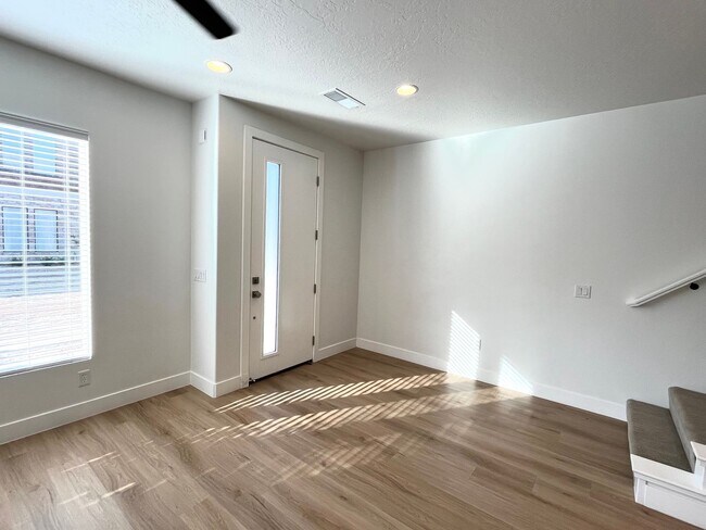 Foto del edificio - Townhome in Woodland Estates - Pool Access
