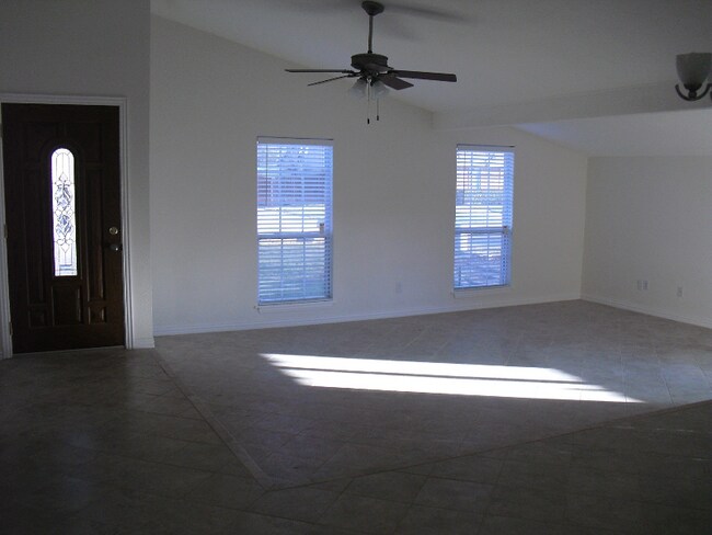 Foto del edificio - 541 Shadowcrest Ln