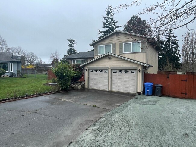 Foto del edificio - ***PENDING APPLICATION***Lovely Tri-Level Home with Spacious Yard, Pet Friendly!