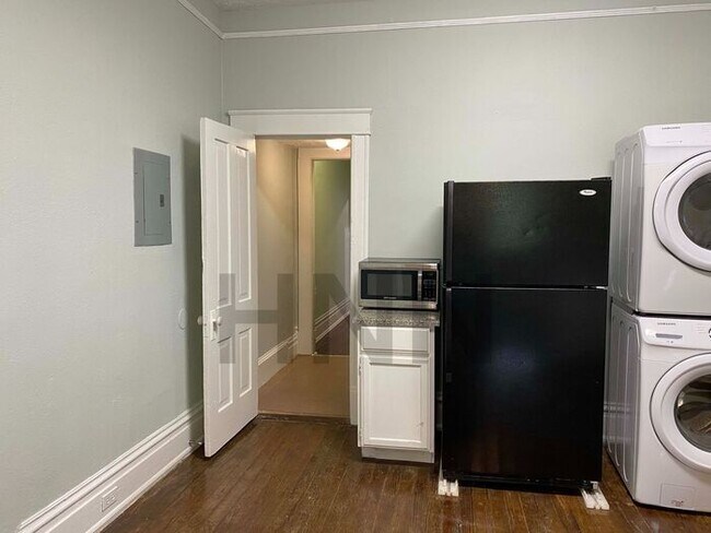 Building Photo - Freshly renovated 2/1 on the West End!