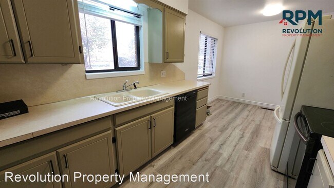 Foto del edificio - 4 br, 1 bath House - 2032 Custer Ave