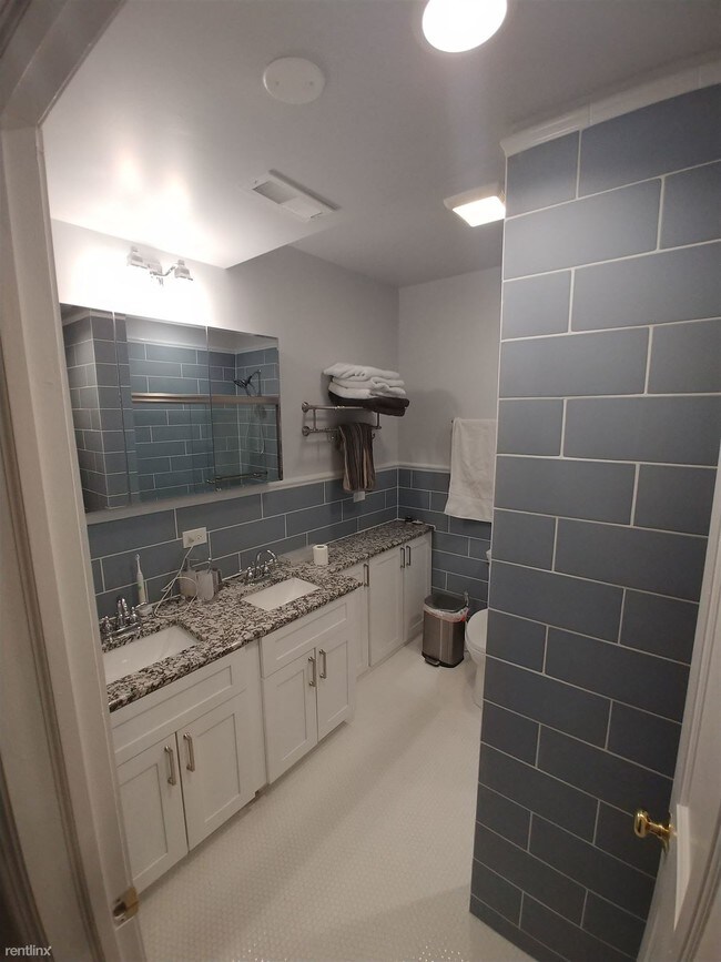 Building Photo - 347 W Dickens Ave