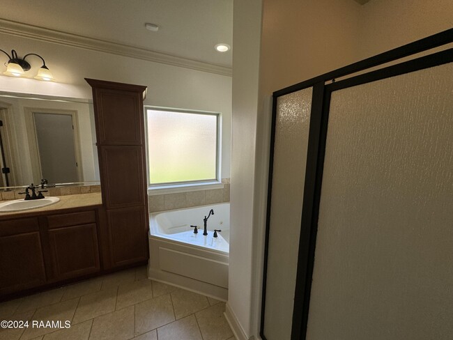 Building Photo - 111 Hacienda Ln