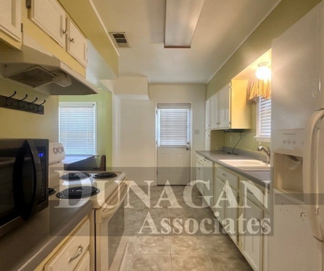 Building Photo - 2 Bedroom 2 Bath Home- May accept pets