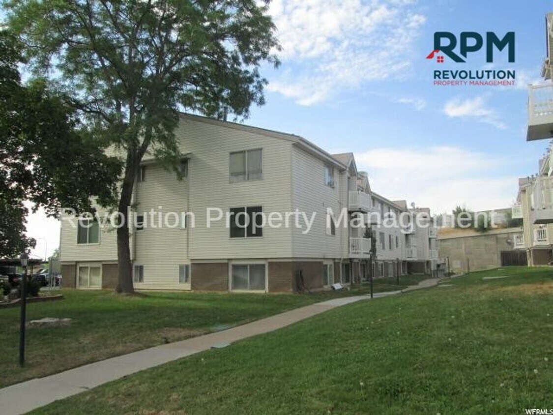 Primary Photo - 2 Bedroom in Great Roy Location!