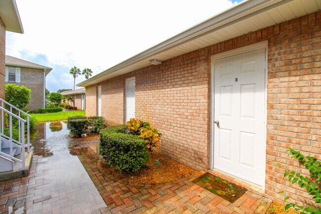 Building Photo - ** WALDEN OAKS 2 PLUS A DEN\2 BATH WITH GA...