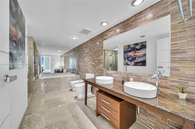 Building Photo - 495 Brickell Ave