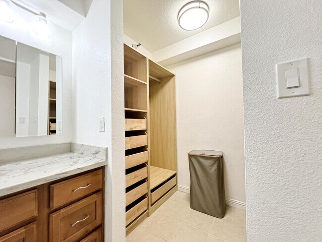 Foto del edificio - 8133 Shelter Creek Ln