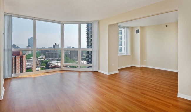 Sala de estar amplia con gran cantidad de luz natural y un espacio de estudio adicional - Hyde Park Tower