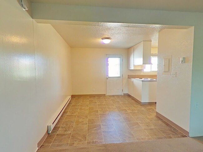 Building Photo - 2 Bedroom Apartment ~ Philomath ~ Small Pe...