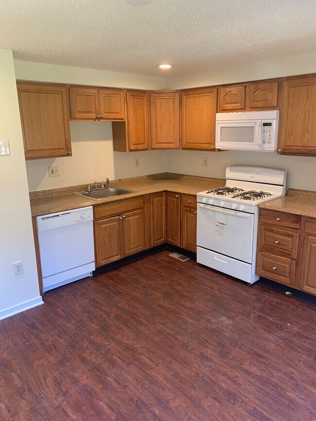 Building Photo - Spacious 2-Bedroom Townhome – Newly Renova...