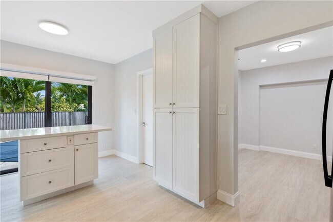 Building Photo - 4600 King Palm Dr