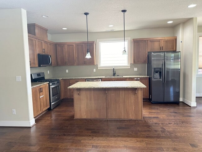 Building Photo - 4 Bedroom River Terrace Home!