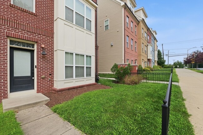 Building Photo - 2413 Glenallan Ave