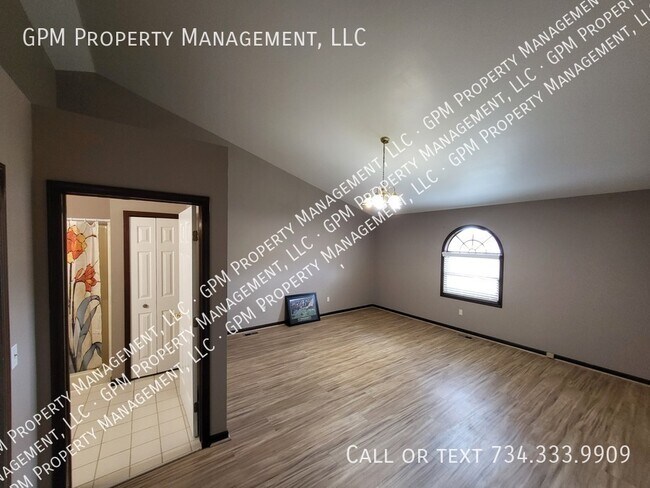 Foto del edificio - Large 3 Bedroom Brick Ranch