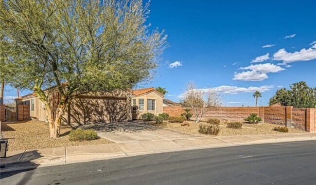 Foto del edificio - BEAUTIFUL 3 BEDROOM 2 FULL BATHS SINGLE ST...