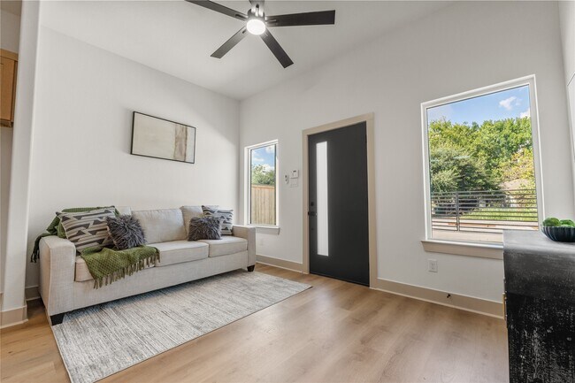 Foto del edificio - 4214 Clover St