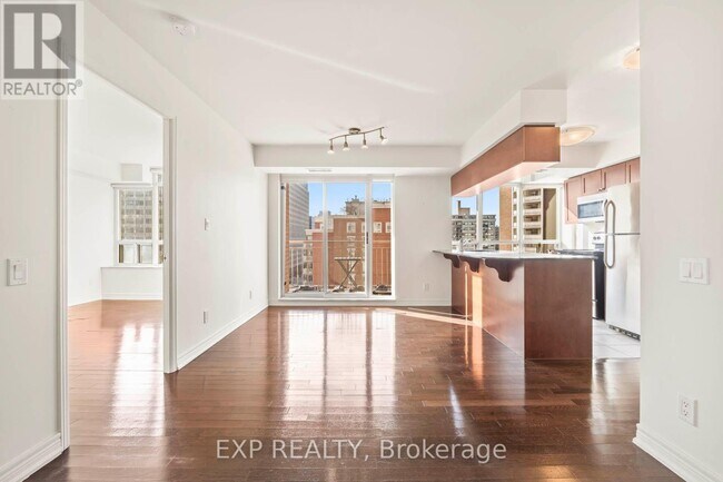 Photo du bâtiment - 60 St Clair Ave W