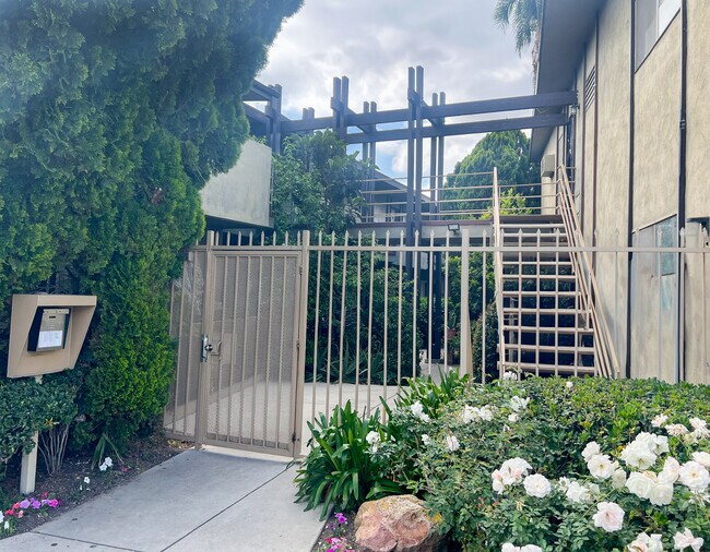 Entrada - Malden Apartments