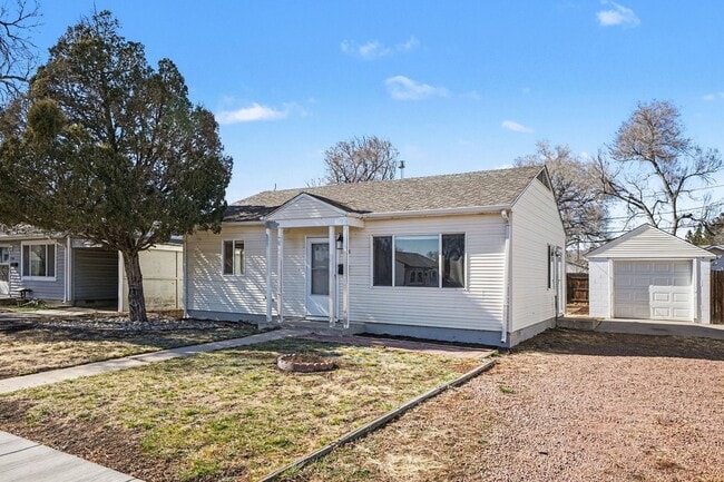 Building Photo - *2 Bedroom Detached Garage, Large Lot Updated and Clean**