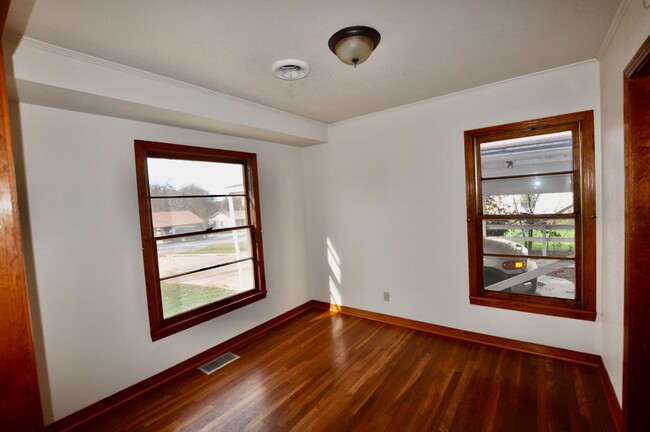 Foto del edificio - FOR LEASE! Nice 5 BR - 3 Bath - 2,600+ sf ...