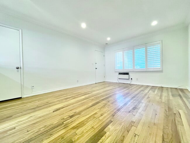 Building Photo - 14623 Moorpark St