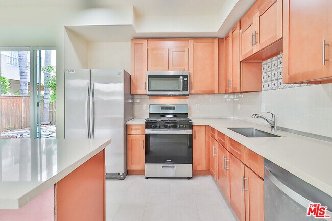 Foto del edificio - 7132 Farralone Ave
