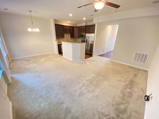 Building Photo - 3bed/2.5ba townhome Ideally Located betwee...