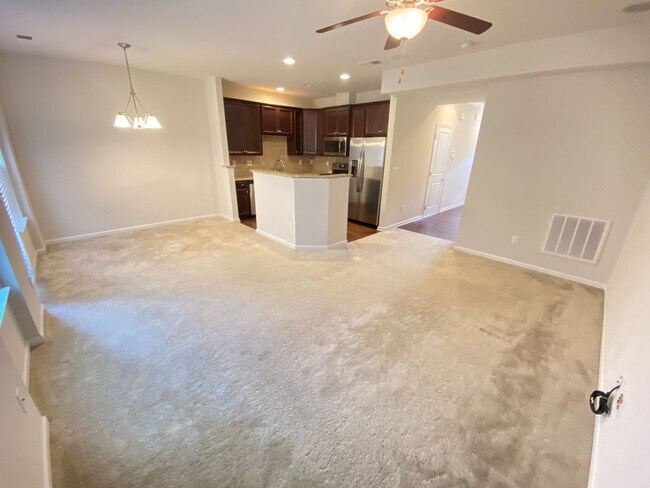 Foto del edificio - 3bed/2.5ba townhome Ideally Located betwee...