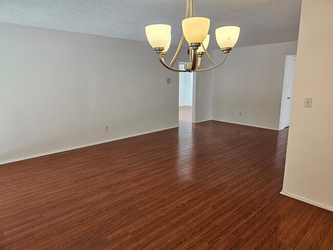 Building Photo - 525 N Flores St