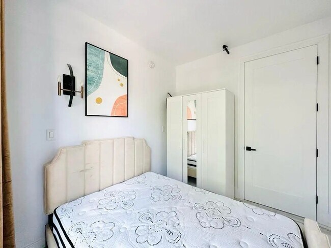 Foto del edificio - Furnished room/NOT APARTMENT
